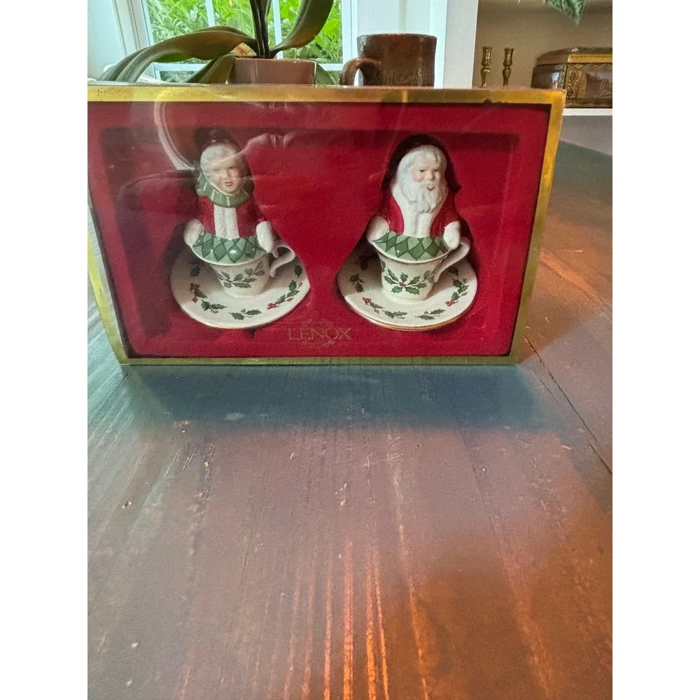 Lenox Boxed Holiday Santa & Mrs Claus Salt & Pepper Shakers Teacup Set Gold Trim